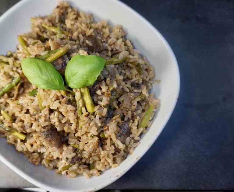 Brown rice with mushrooms and basil