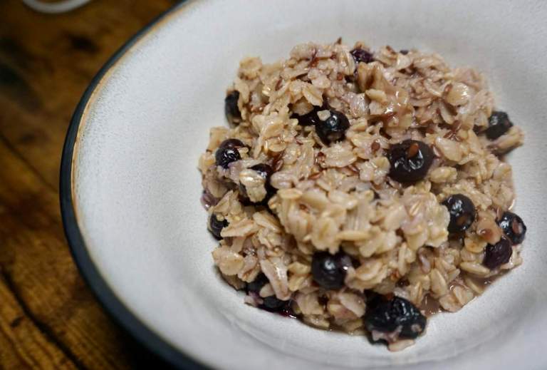 Blueberry Flaxseed Oatmeal for a Quick & Healthy Breakfast