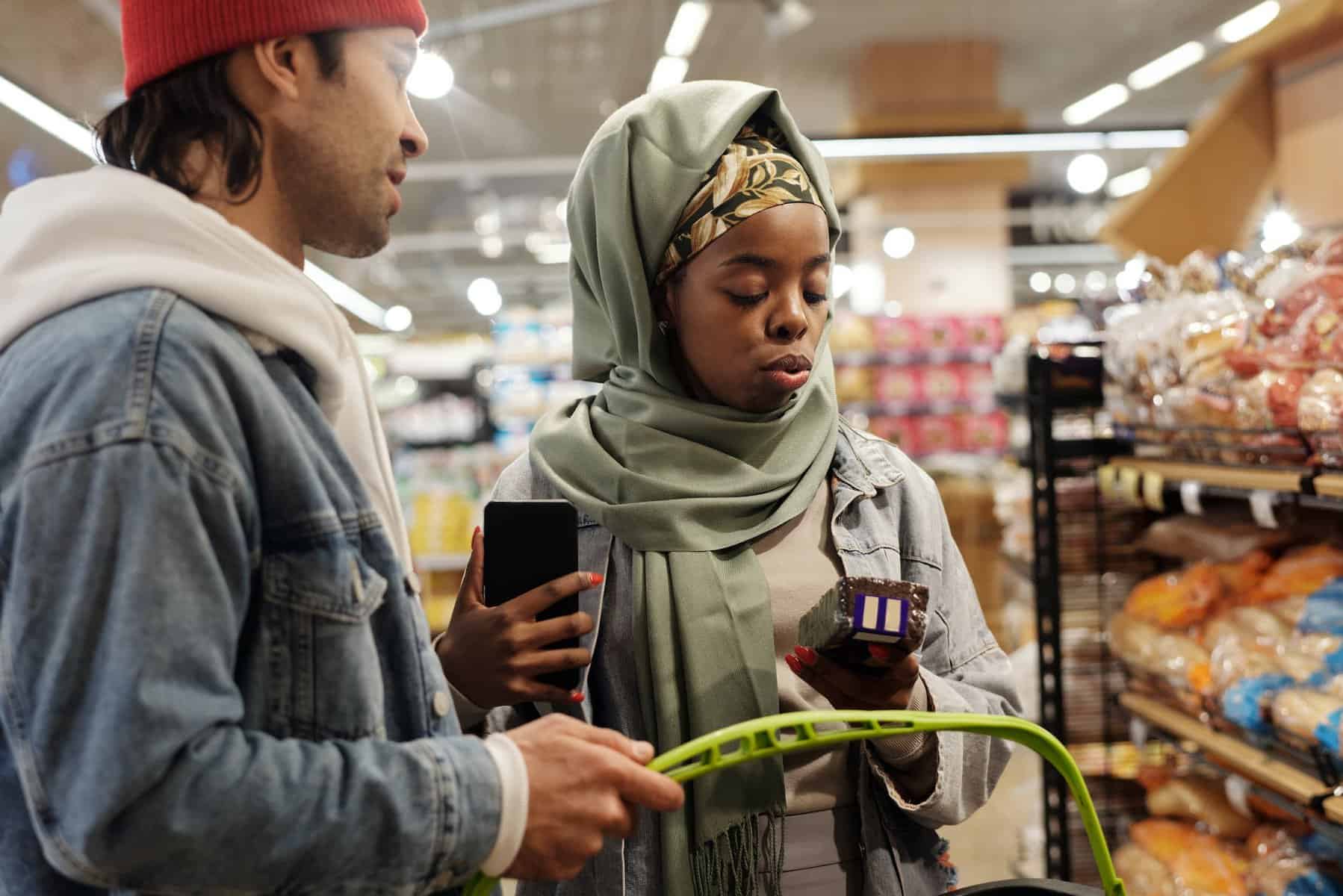 muslim couple buying groceries