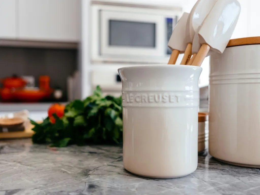 le cruset holding silicone spatula with wooden handle - merges food and sustainability